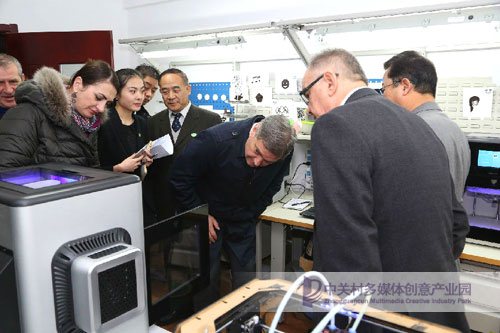 波黑部长会议主席兹维兹迪奇先生观摩北科光大公司巧客食品3D打印机的打印过程